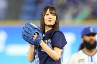 人気アイドルが"制服姿"で登場　注目の一投にスタジアム喝采…大役任され笑顔でペコリ | Full-Count