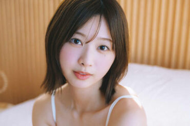 日向坂46富田鈴花ファースト写真集の先行カット／峠雄三氏撮影（C）光文社