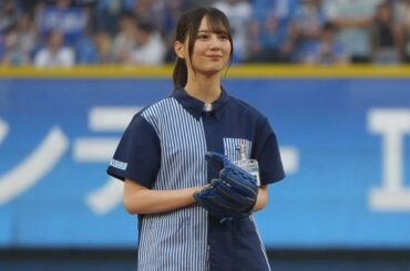 日向坂46・小坂菜緒さんが2年連続ノーバウンド投球　可憐な"制服姿"に大歓声 | Full-Count