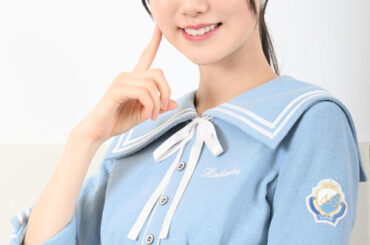 「にこちゃんスマイルポーズ」でほほ笑む日向坂46の鶴崎仁香（撮影・千葉一成）