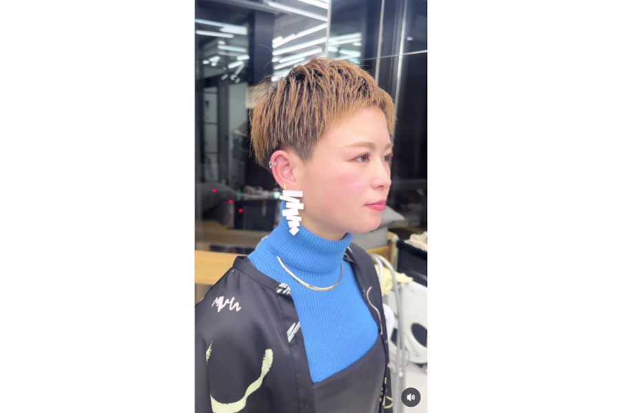 ベリーショートに大変身した女性（スクリーンショット）