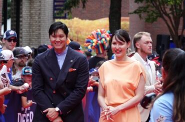 大谷翔平、濃紺スーツは「妻の色に合わせて」　桃をイメージ…真美子夫人と登場 | Full-Count