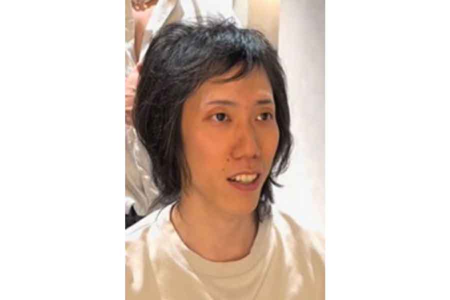 1年間、髪を伸ばし続けた男性（スクリーンショット）