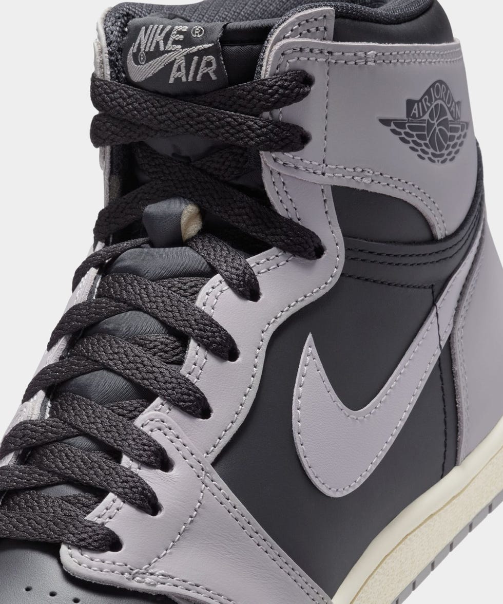 寄りのグレーのスニーカー