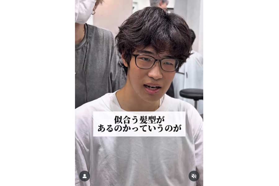 髪が重くて長い、変身前の男性（スクリーンショット）