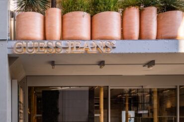 アジア本土初の旗艦店〈GUESS JEANS Tokyo〉が表参道にオープン！豪華14ブランドを迎えた期間限定ポップアップが開催中 | ニュース | ファッション