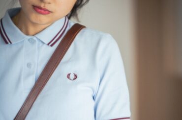 《フレッドペリー》のライン入りポロが最強！トラッドなスカートスタイルがこなれる【FUDGE FRIEND おしゃれさんの毎日コーディネート vol.549｜大島花菜】 | FUDGE FRIEND | ファッション