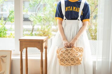 ロゴTシャツを大人っぽく着るには？ストラップスカートからちらっと覗くのがいい【FUDGE FRIEND おしゃれさんの毎日コーディネート vol.551｜うさみ】 | FUDGE FRIEND | ファッション