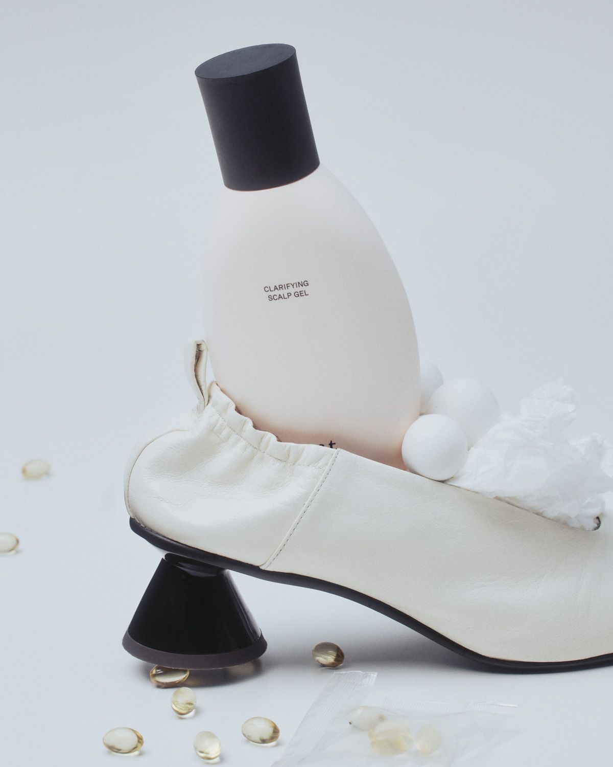 クラリファイイング スカルプジェル 250ｇ ¥6050／EST（エスト 0120165691） シューズ ¥59400／AKIRANAKA（アキラナカ 0363794878）