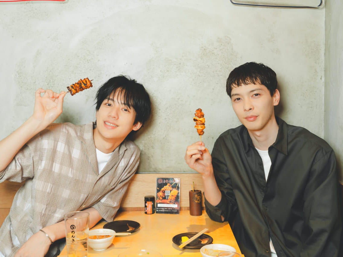 もつ焼を楽しむ守屋光治・樋之津琳太郎