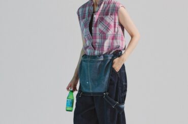 オーバーオールは両肩外すとこんなに新鮮！ピンクのシャツでチャーミングに【FUDGE 8月号連動企画- ホットな夏を楽しむ10コのTIPS! | DAY 10】 | FUDGE FRIEND | ファッション