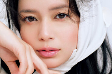 “色を使わない”透明感のまとい方。元ギャルのメイクアップアーティスト・・福岡玲衣さんに学ぶ、盛れるニュアンスメイク | マキアオンライン | 美容雑誌『MAQUIA（マキア）』公式ビューティサイト