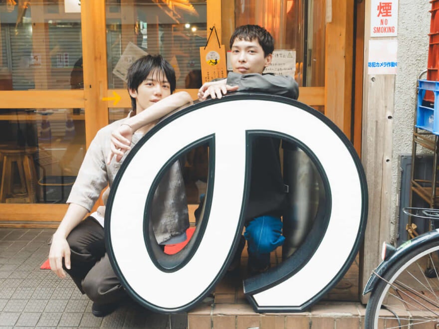 守屋光治・樋之津琳太郎と神田 もつ焼きのんきのオブジェ