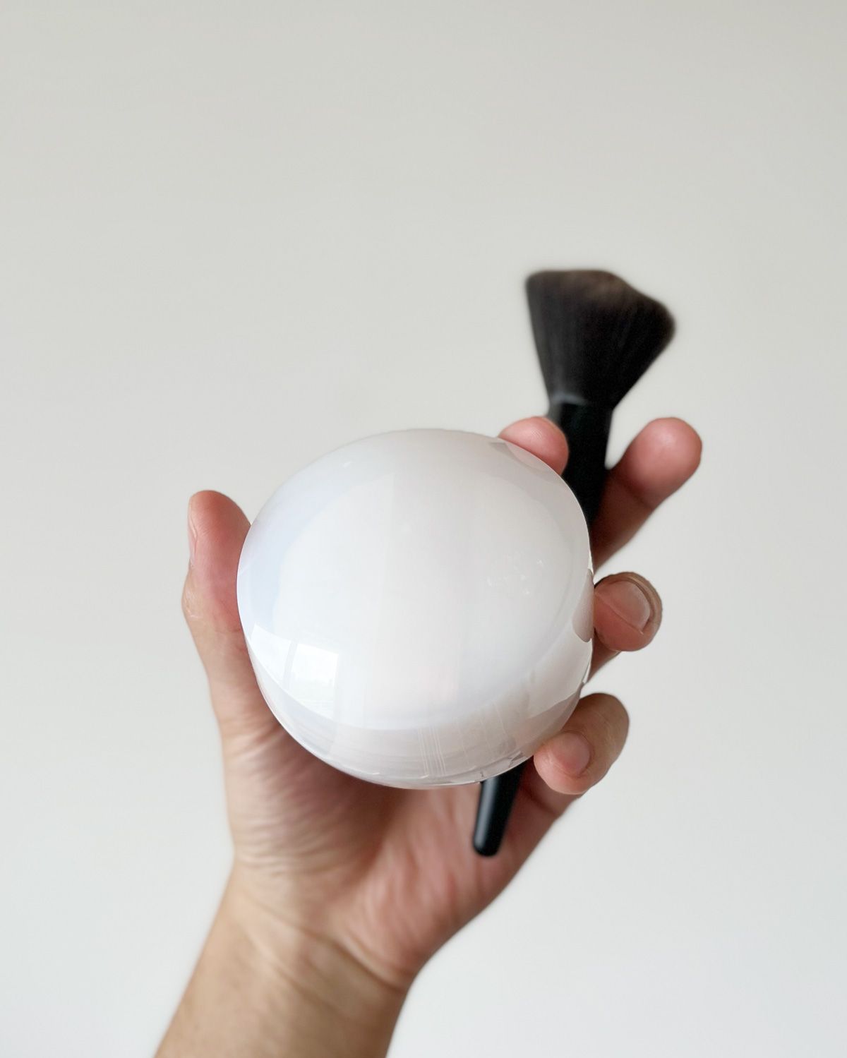 ベネフィアンス ブライトニング スキンケアパウダー（医薬部外品）25g ￥5280／SHISEIDOお客さま窓口 フリーダイヤル（0120587289）　パウダーブラシ ¥6050／江原道（0120700710）