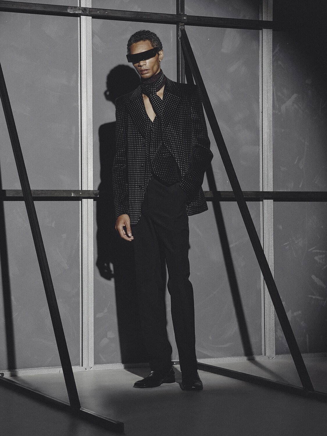 エムエム6 メゾン マルジェラ初のメンズ、光沢スリーブのジャケット＆ドレープ引き立つウールトレンチ｜写真1