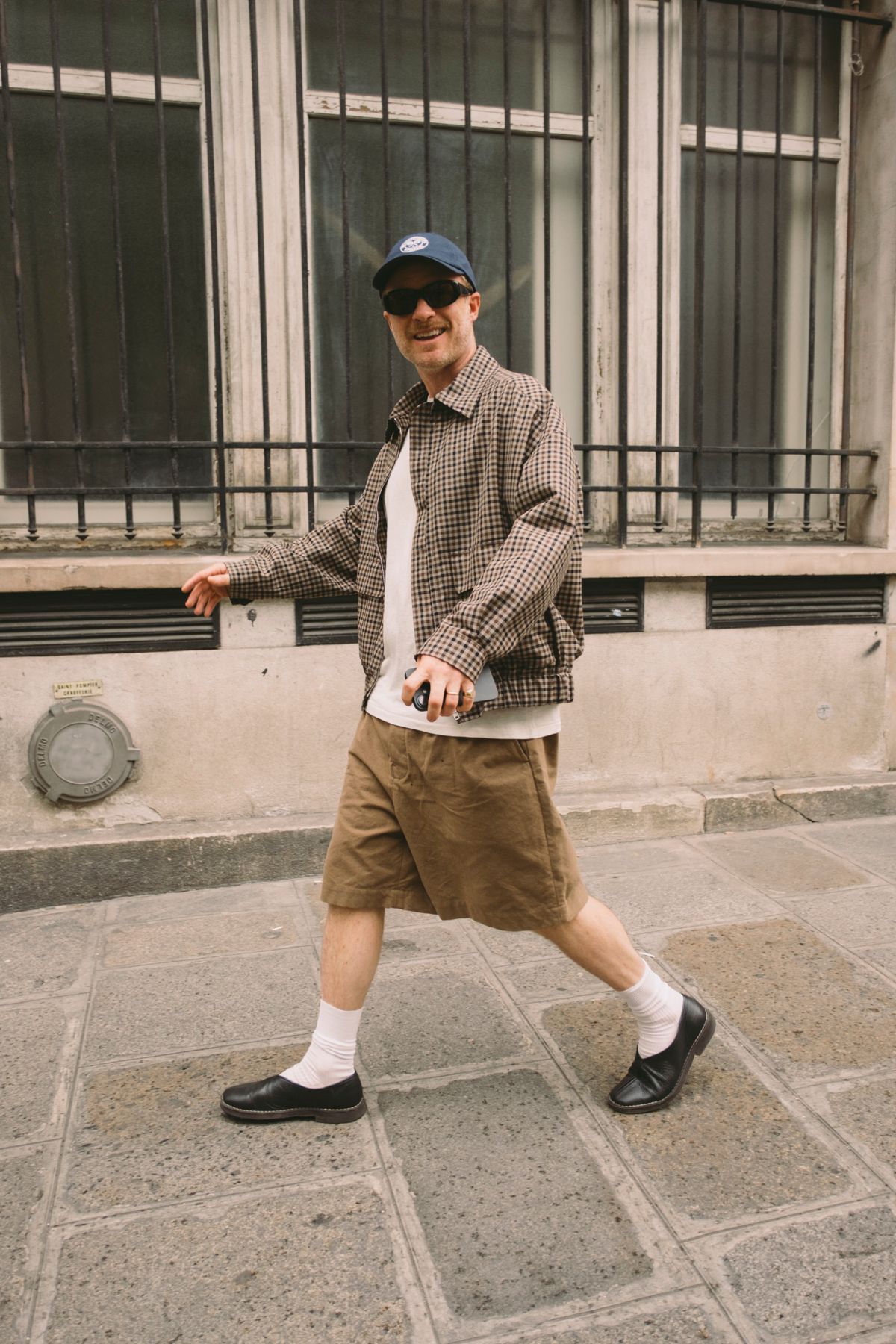 猛暑のパリでは短パンが味方！ メンズ・ファッションウィークで見つけた、おしゃれ上級者たちの最新ストリートスタイル