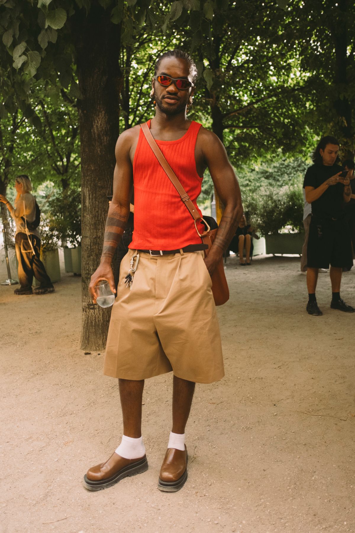 猛暑のパリでは短パンが味方！ メンズ・ファッションウィークで見つけた、おしゃれ上級者たちの最新ストリートスタイル