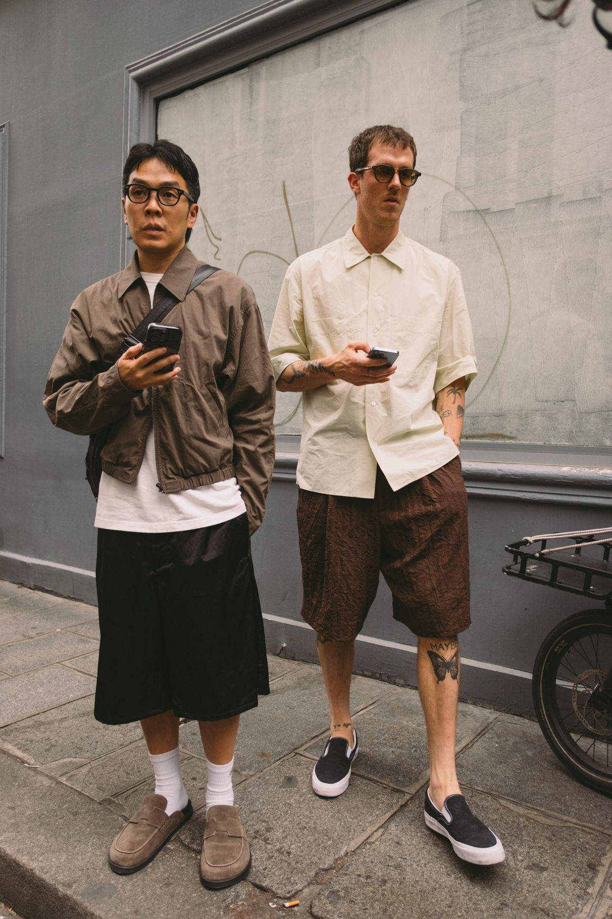 猛暑のパリでは短パンが味方！ メンズ・ファッションウィークで見つけた、おしゃれ上級者たちの最新ストリートスタイル
