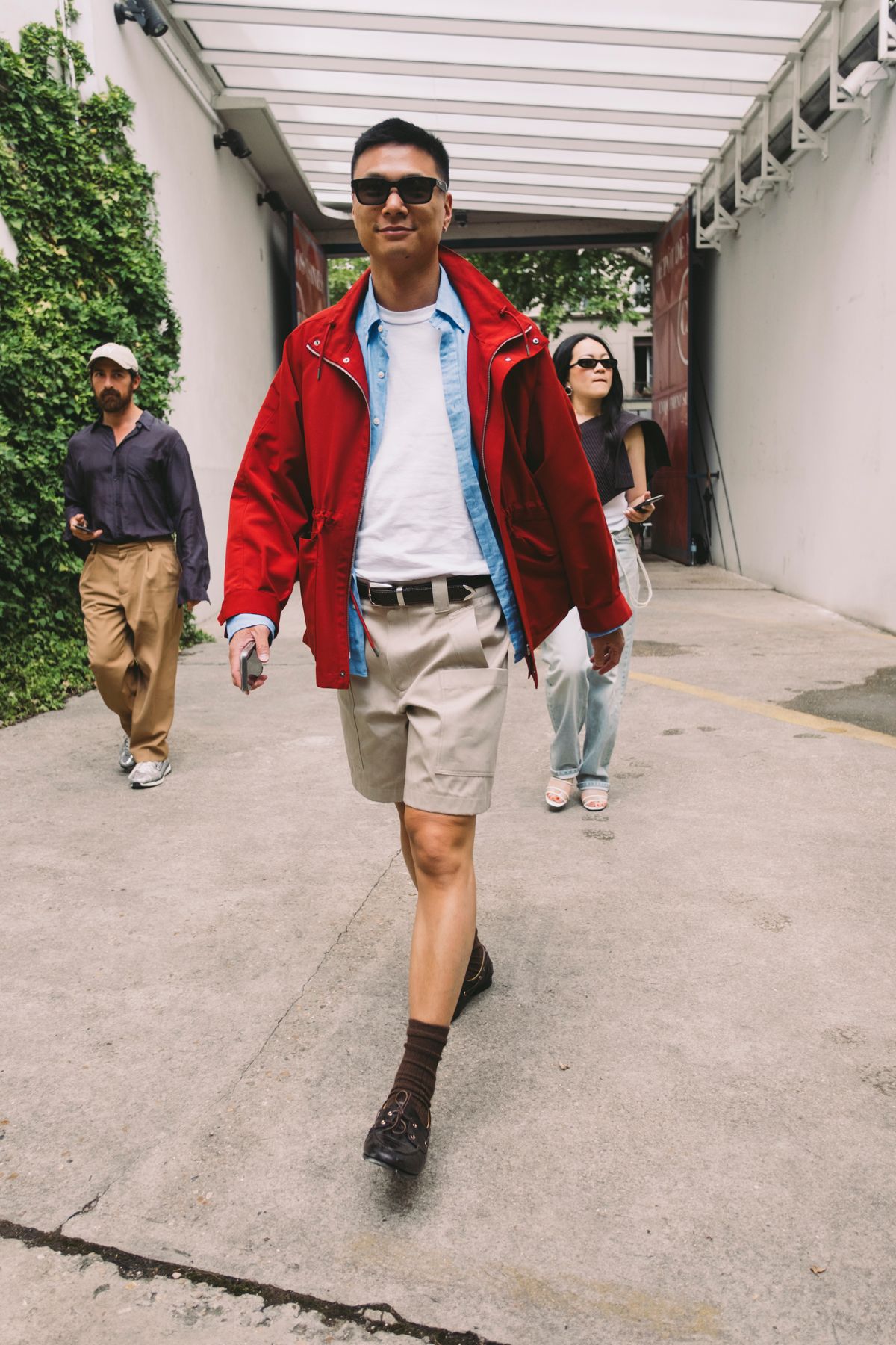 猛暑のパリでは短パンが味方！ メンズ・ファッションウィークで見つけた、おしゃれ上級者たちの最新ストリートスタイル