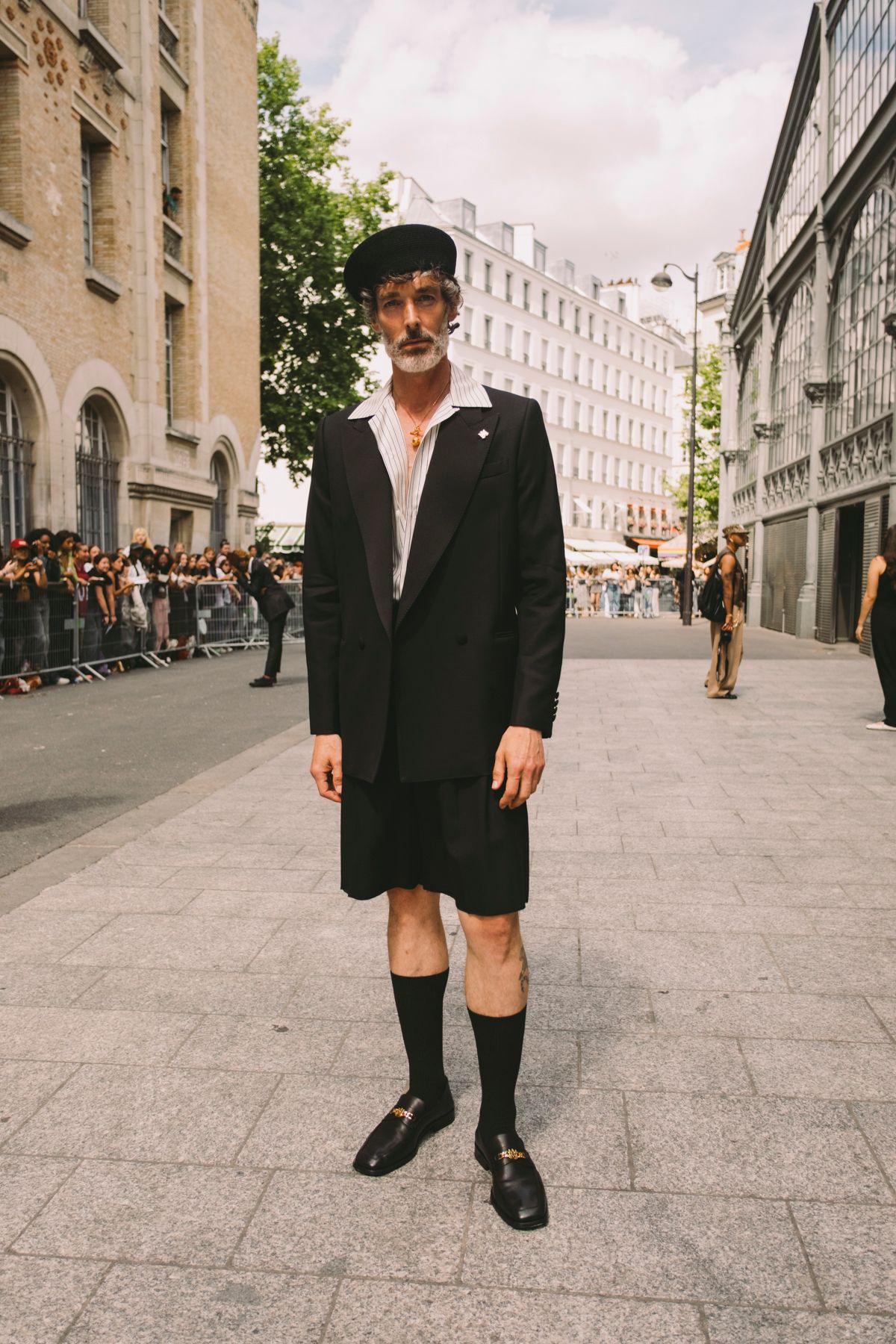 猛暑のパリでは短パンが味方！ メンズ・ファッションウィークで見つけた、おしゃれ上級者たちの最新ストリートスタイル