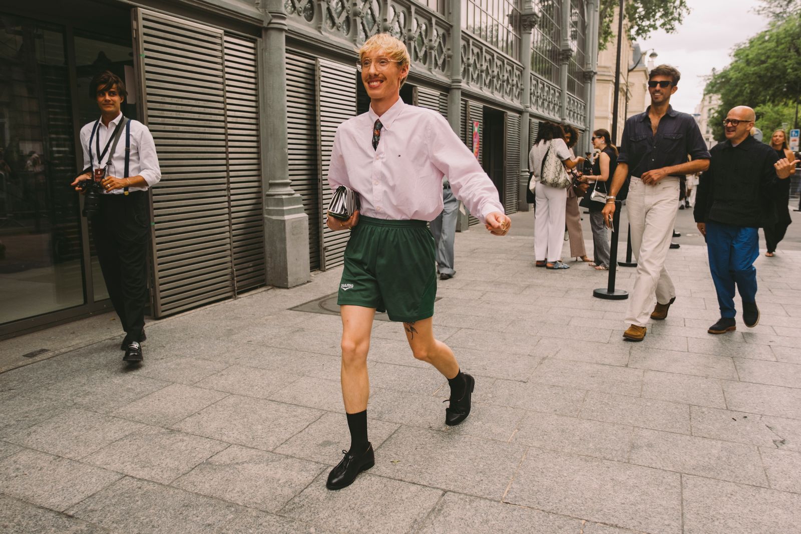 猛暑のパリでは短パンが味方！ メンズ・ファッションウィークで見つけた、おしゃれ上級者たちの最新ストリートスタイル