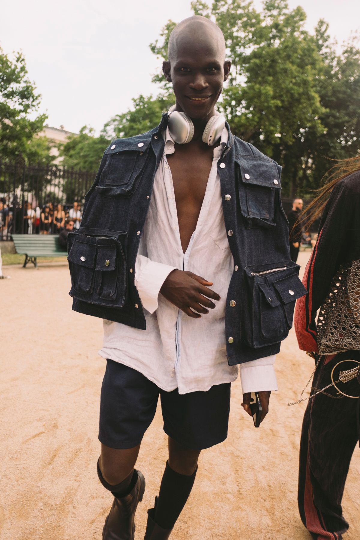 猛暑のパリでは短パンが味方！ メンズ・ファッションウィークで見つけた、おしゃれ上級者たちの最新ストリートスタイル