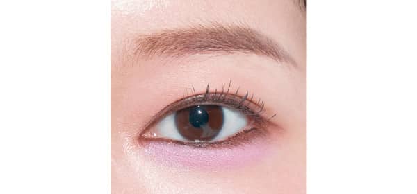 下まぶたの目頭からチップでRMKのピンクシャドウをぼかし始め、目尻に向かって徐々に淡くなるようにのせる