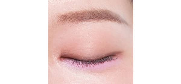 上まぶたには淡いピンクブラウンをのせ、キワをブラウンで締める