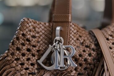 卓越したサヴォワールフェールが息づく、編み込みフリンジが揺れる新作バッグ「ディオール トゥジュール」登場 | FASHION | FASHION HEADLINE