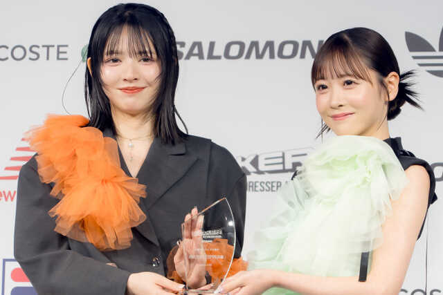 FRUITS ZIPPER・鎮西寿々歌＆櫻井優衣、「atmos presents SNEAKER BEST DRESSER AWARD 2025」授賞式・記者発表会に登場