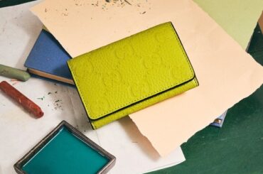 夏のラッキーデーに、新たな一歩を。グッチから日本限定カラーのスモールレザーグッズが登場 | FASHION | FASHION HEADLINE