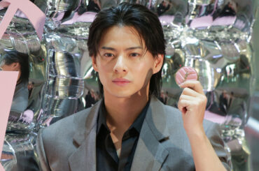 Number_i平野紫耀が“チークメイク”で「YSL」発表会に登壇　笑顔で通行人に手を振る姿も - WWDJAPAN