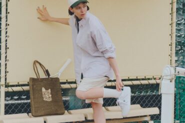 この夏は“足元バランス”が決め手。白ソックス×ショートパンツ、そして《ウィルソン》のスニーカーを。【FUDGE dig.｜白スニーカーと5日間のスタイルゲーム。DAY1 】 | FUDGE dig. | ファッション