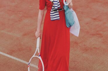 白スニーカーと赤いワンピース。差し色は“ブルー”が正解！【FUDGE dig.｜白スニーカーと5日間のスタイルゲーム。DAY4】 | FUDGE dig. | ファッション