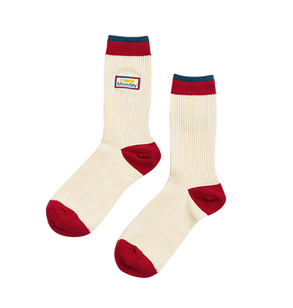 韓国・ソウル発のソックスブランド「I HATE MONDAY（アイヘイトマンデー）」の「Play Logo Socks Ivory」