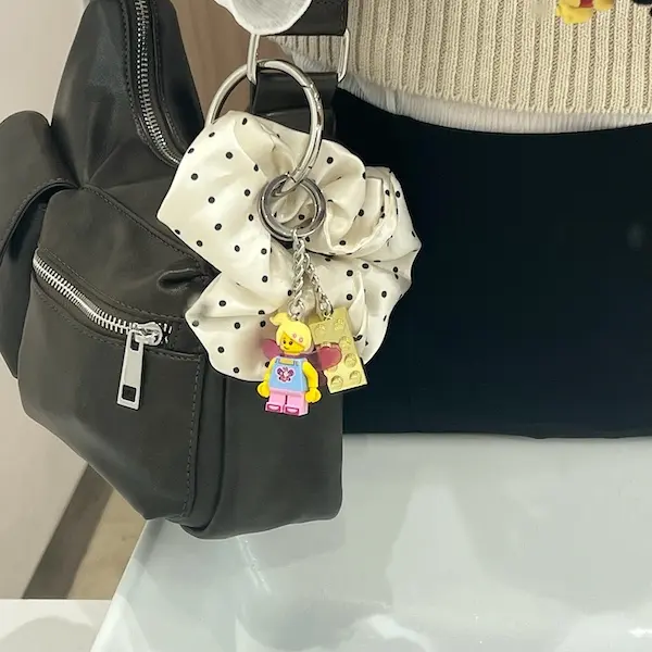 シュシュをカバンにつけている様子