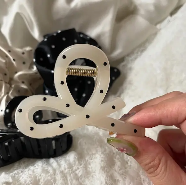 リボンの形をしたドット柄バンスクリップ