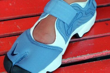 【2025トレンドサンダル】人気が再燃中！ 「ナイキ」の“エア リフト”が最も旬なサンダルである理由 | トレンドファッション | FASHION