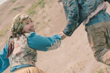 フライングシアター自由劇場 第6回公演『西に黄色のラプソディ』ファッションブランド「KAPITAL」とコラボしたメインビジュアル公開 - ぴあエンタメ情報