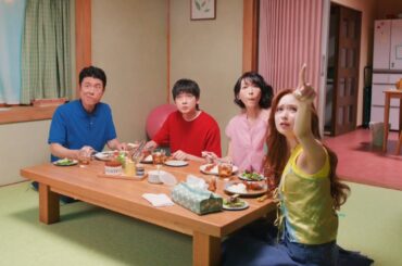 【実写クレヨンしんちゃん】ついに野原一家が大集合！高橋文哉&原田泰造&麻生久美子&畑芽育が完全再現セットに集合　「野原一家ファイヤーだゾ！」篇