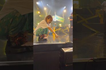 このマイク高いらしい #夏川椎菜 #reMAKEOVER #リハ #高いマイク #イタズラ