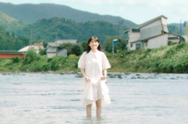福本莉子、ワンピをまくり川の中から全力アピール！コロナ CM＋メイキング＋インタビュー