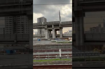 大宮駅手前の保線車両群と大宮操の桜