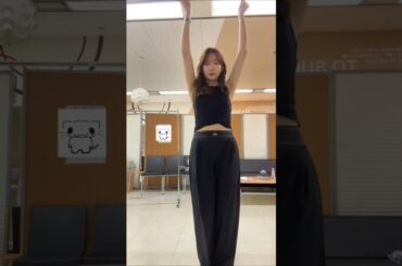 元AKB48 小嶋陽菜 リハ中の後輩にバレたら恥ずかしいから静かに踊りました😥 #音楽の日