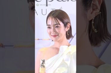 高梨臨、美デコルテちら見せのホワイトコーデでイベント来場　#高梨臨 #shorts