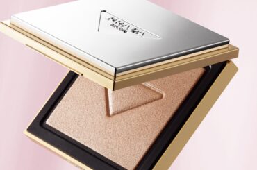 プラダ ビューティ25年クリスマスコスメ、“星屑ラメ煌めく”発光ツヤ肌ハイライター - ファッションプレス