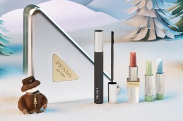 プラダ ビューティ25年クリスマスコフレ第1弾、“トライアングルメタルケース付き”コスメセットなど - ファッションプレス