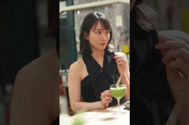 【#吉岡里帆 さん 、4回目の東カレ表紙に出演👏 ˎˊ˗】今回は、西麻布のワインバーにて撮影を行いました📸華やかなブラックミニドレスに身を包み、おつまみのミニバーガー食べる姿も素敵です✨📚