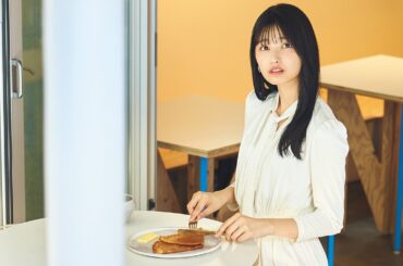 乃木坂46五百城茉央、ノースリワンピ姿で川遊び＆プールで青春グラビア「ボム」表紙登場【独占カットあり】