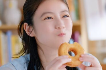 【ミスド新作】今田美桜、創業55周年商品「ニューホームカット」をおいしそうに頬張る！　ミスタードーナツ新CM「あたらしくなって帰ってきた」編